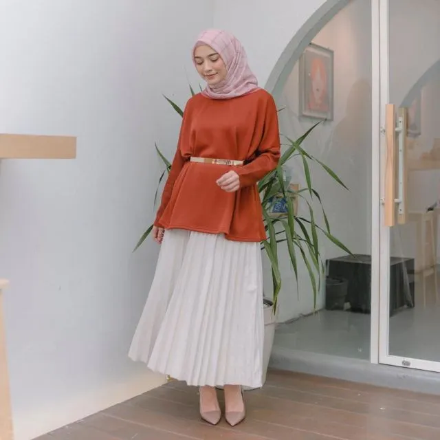10 Ide Padu Padan Rok Lipit Alias Pleated Skirt Buat Kondangan. Pas Bagi yang Bosan Kebayaan 18