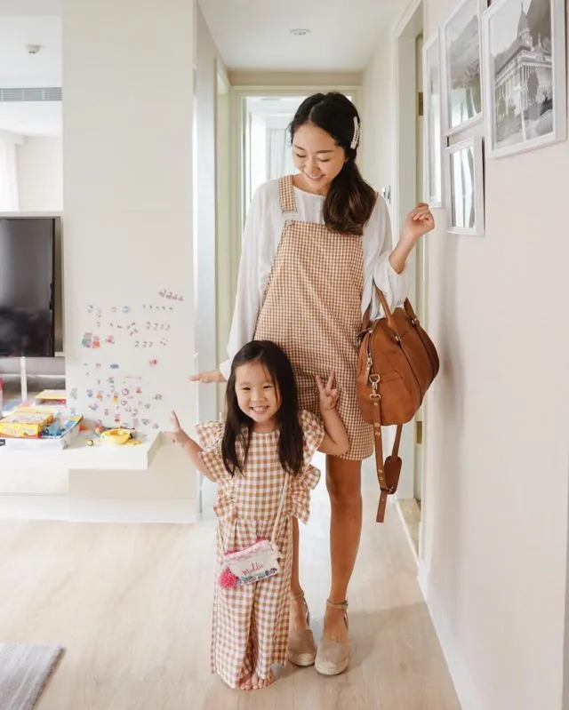 9 Ide Baju Kompakan Ibu-Anak. Nggak Harus Sama Persis untuk Terlihat Sama-sama Manis, bak Kakak Adik 13