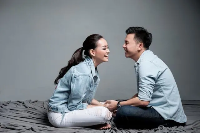 Suka Canggung Bergaya? Cobain Nih 12 Ide Pose Pre-Wedding Duduk Manja Bersama Pasangan Mesra 23