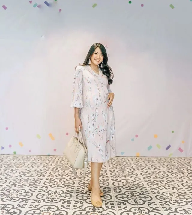 11 Ide Gaya ala Anissa Aziza yang Bisa Ditiru Ibu Hamil. Perut Besar, Bukan Halangan Tampil Memesona 19