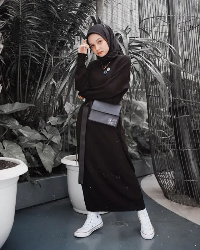 Anti Monoton dan Terlihat Suram, Sontek Yuk 12 Ide Busana Serba Gelap ala Selebgram @sorayaulfa15! 22