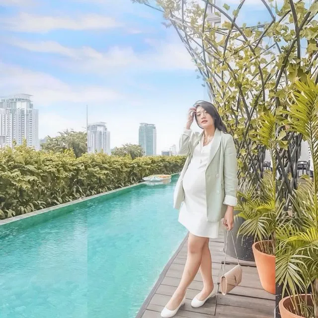 11 Ide Gaya ala Anissa Aziza yang Bisa Ditiru Ibu Hamil. Perut Besar, Bukan Halangan Tampil Memesona 21