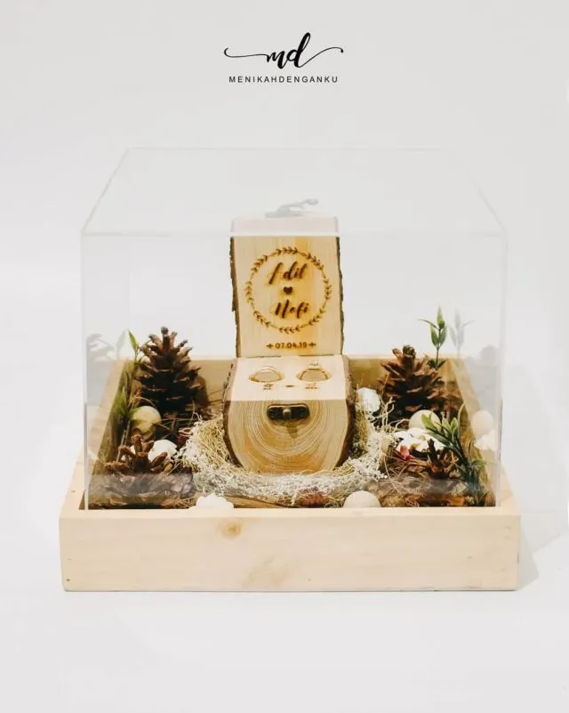 10 Inspirasi Ring Box Cantik Berbahan Kayu. Pas Nih, Buat Pesta Pernikahanmu Makin Terkesan Rustic 15