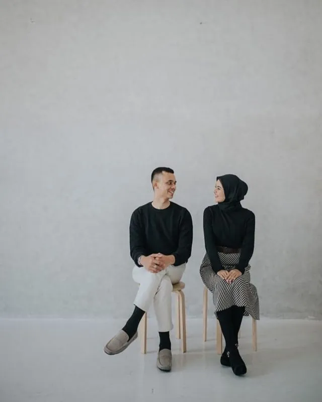 10 Ide Pre-wedding Minimalis dengan Latar Tembok Polos, Murah Meriah tapi Tetap Berkelas 17