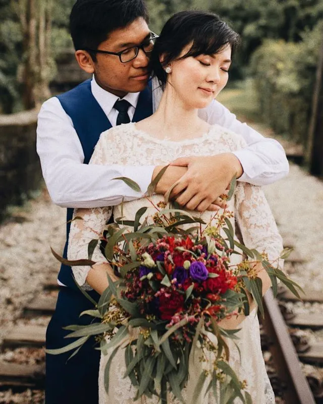 13 Ide Pose Pelukan dari Belakang yang Manis dan Romantis untuk Pre-Wedding. Duh, Mesranya~ 21