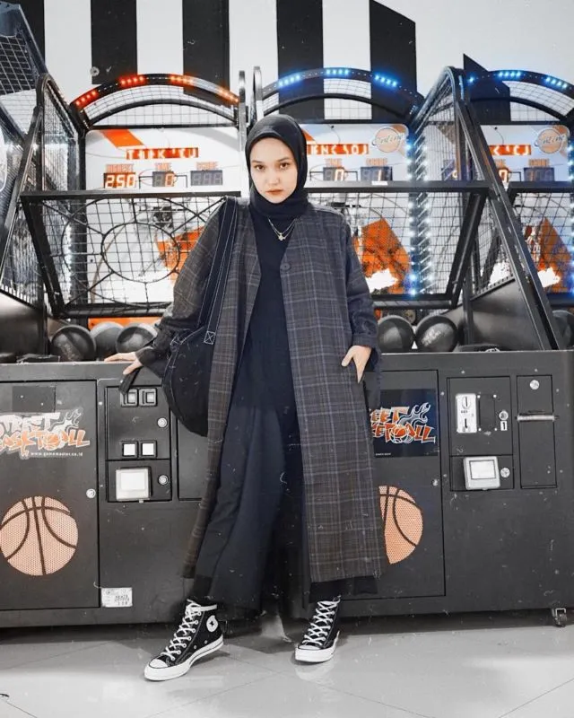 Anti Monoton dan Terlihat Suram, Sontek Yuk 12 Ide Busana Serba Gelap ala Selebgram @sorayaulfa15! 21