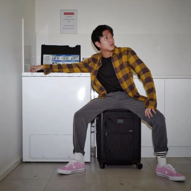 11 OOTD Kece ala Iqbaal 'Dilan' Ramadhan. Tak Perlu Bikin Puisi Biar Cewek-cewek Mau Kamu Ajak Jalan 12
