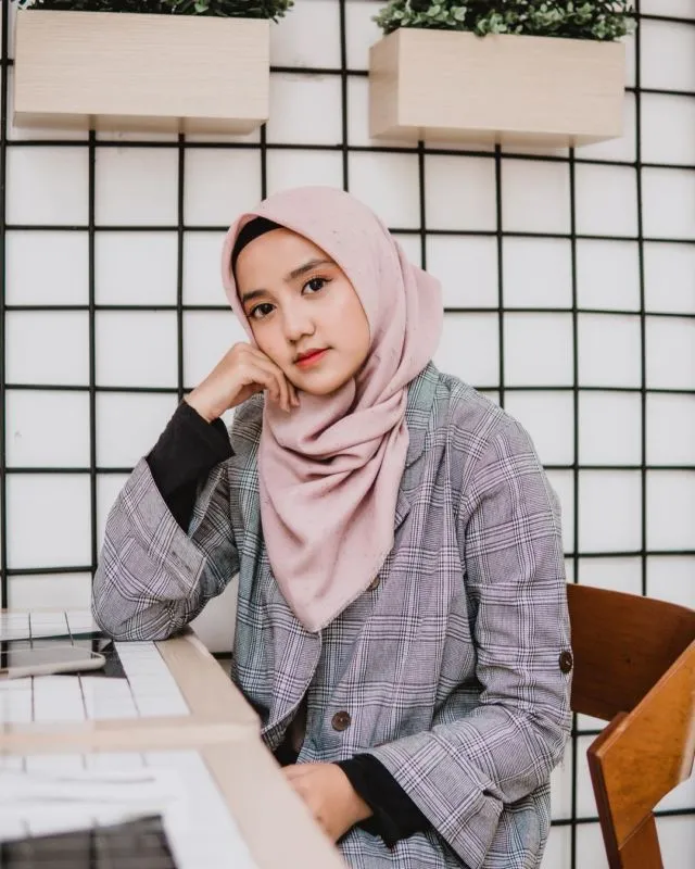 Mengulik 9 Ide Padu Padan Busana Hijab Manis ala Wirda Mansur. Nyaman dan Sopan, Sudah Pasti! 14