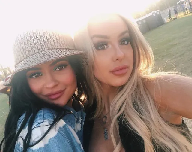 Coachella Sedang Berlangsung! Yuk Intip Kecenya 8 Make-up ala Artis dan Selebgram yang Datang 15