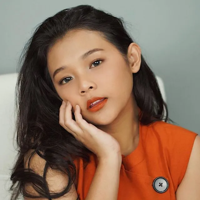 11 Ide Pakai Lipstik Warna Oranye ala Selebgram, Segar dan Nggak Norak 17