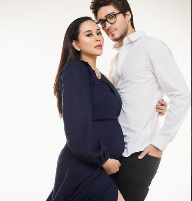 Hamil 7 Bulan, Aura Kasih Unggah Maternity Photo Seksi Bareng Suami. Bisa Jadi Ide Fotomu Juga Nih! 12