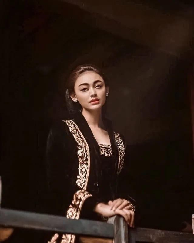 Parade 10 Kebaya Elegan ala Artis yang Rayakan Hari Kartini. Ayunya Bikin Mata Nggak Bosan Melirik! 20