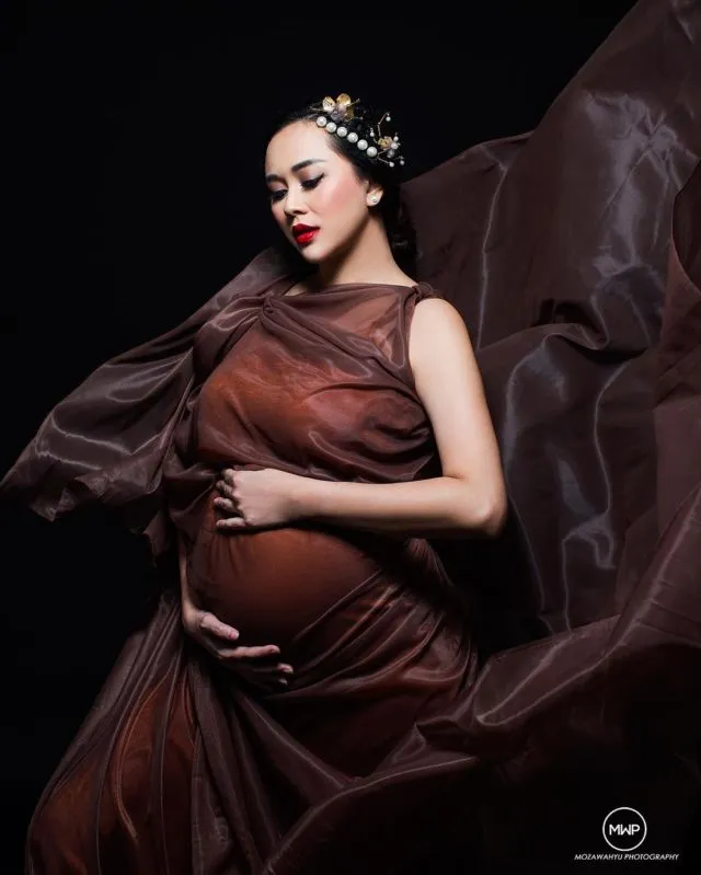 Hamil 7 Bulan, Aura Kasih Unggah Maternity Photo Seksi Bareng Suami. Bisa Jadi Ide Fotomu Juga Nih! 13