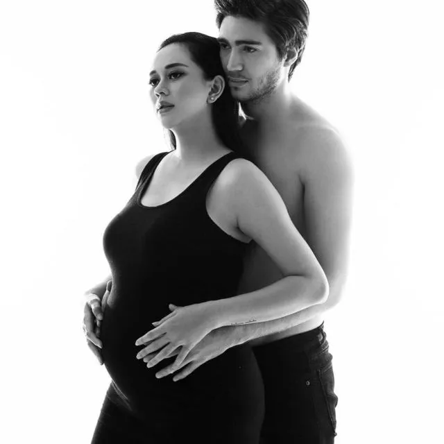 Hamil 7 Bulan, Aura Kasih Unggah Maternity Photo Seksi Bareng Suami. Bisa Jadi Ide Fotomu Juga Nih! 10