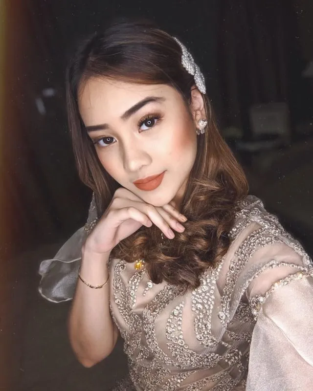 11 Inspirasi Pakai Lipstik Cokelat ala Beauty Influencer. Cantik Elegan Tanpa Pucat atau Berlebihan 22