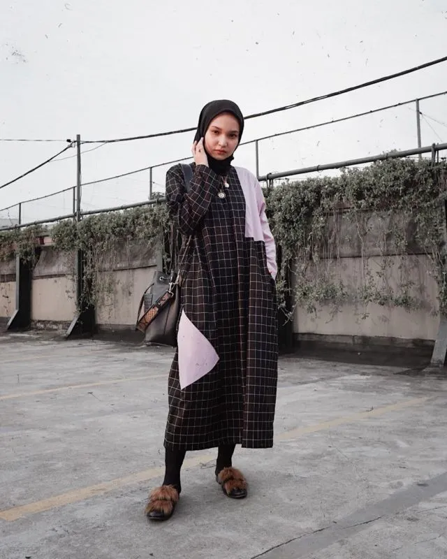 Anti Monoton dan Terlihat Suram, Sontek Yuk 12 Ide Busana Serba Gelap ala Selebgram @sorayaulfa15! 24