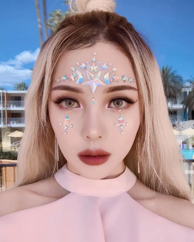 Coachella Sedang Berlangsung! Yuk Intip Kecenya 8 Make-up ala Artis dan Selebgram yang Datang 11