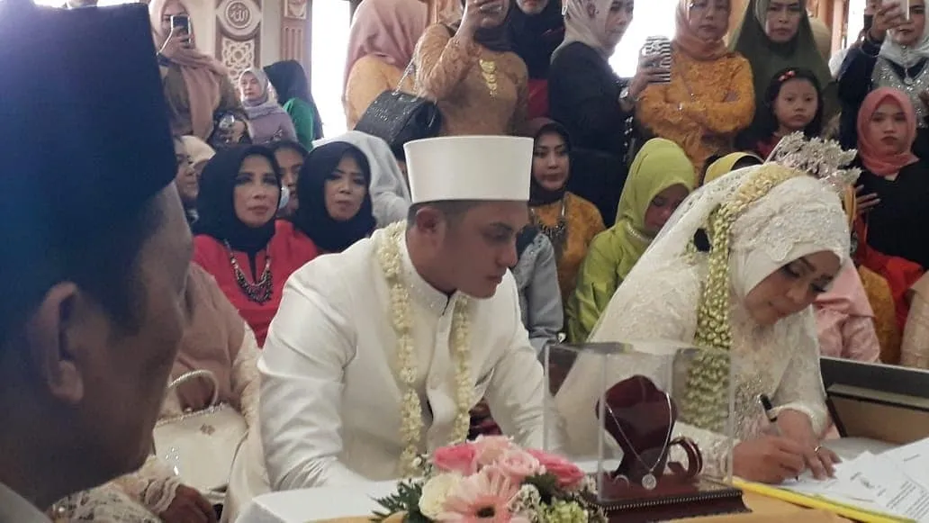 Dinikahi Oleh Pria yang 15 Tahun Lebih Muda, Muzdalifah Resmi Melepas Status Jandanya. Selamat! 3