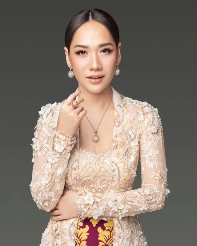Parade 10 Kebaya Elegan ala Artis yang Rayakan Hari Kartini. Ayunya Bikin Mata Nggak Bosan Melirik! 17