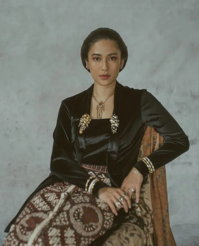 Parade 10 Kebaya Elegan ala Artis yang Rayakan Hari Kartini. Ayunya Bikin Mata Nggak Bosan Melirik! 11