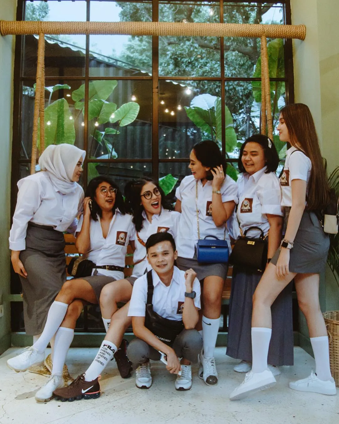Nindy Ayunda Menyita Perhatian Karena Pakai Seragam SMA. Auranya ABG Banget! 3