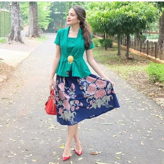 10 Ide Kebaya Kutu Baru Buat Kartinian Besok. Klasik, Elegan nan Menawan! 18
