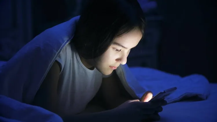 8 Kebiasaan Konyol Pembaca Hipwee Sebelum Tidur. Sudah Akui Saja, Banyak yang Begini, kan? 9
