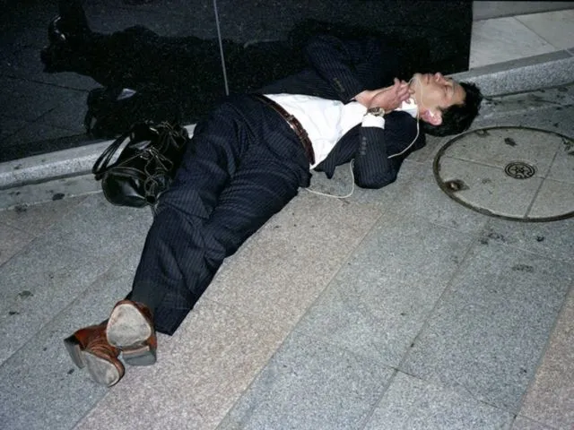 Kelelahan Sampai Tidur di Jalan, 9 Foto Ini Ungkap Realita Pahit. Di Jepang, Ini Pemandangan Biasa 11