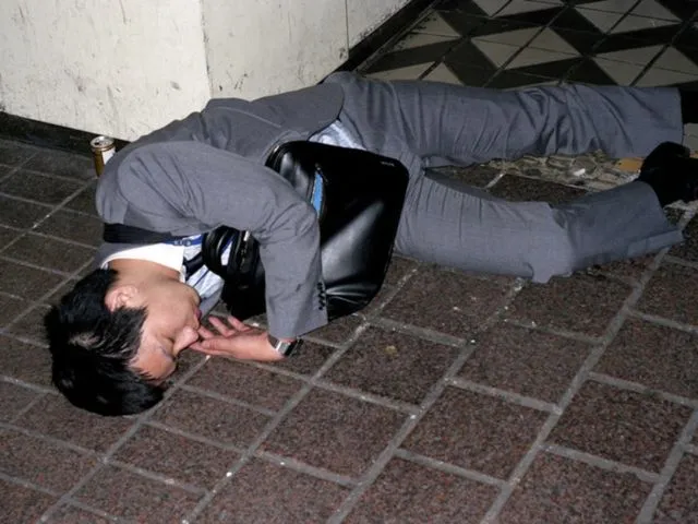 Kelelahan Sampai Tidur di Jalan, 9 Foto Ini Ungkap Realita Pahit. Di Jepang, Ini Pemandangan Biasa 10