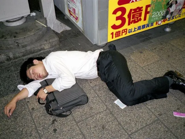 Kelelahan Sampai Tidur di Jalan, 9 Foto Ini Ungkap Realita Pahit. Di Jepang, Ini Pemandangan Biasa 15