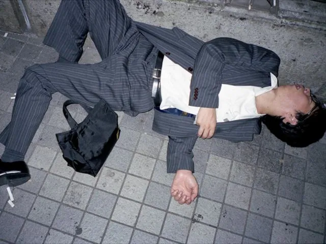Kelelahan Sampai Tidur di Jalan, 9 Foto Ini Ungkap Realita Pahit. Di Jepang, Ini Pemandangan Biasa 12