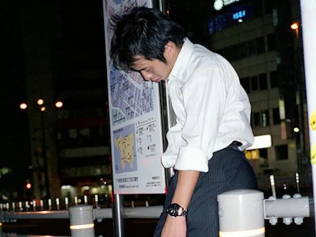 Kelelahan Sampai Tidur di Jalan, 9 Foto Ini Ungkap Realita Pahit. Di Jepang, Ini Pemandangan Biasa 13