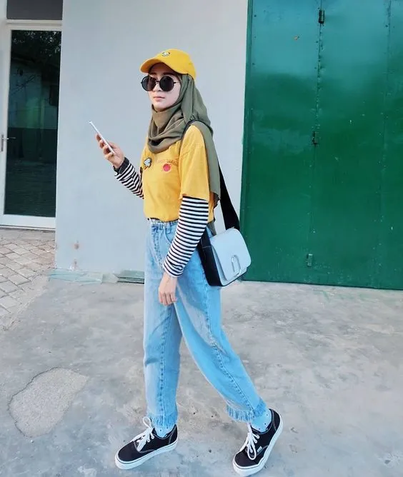 10 Ide Padu Padan Kaus Lengan Pendek Untuk Hijabers. Sopan Tertutup, tapi Tetap Stylish dan Kece 15