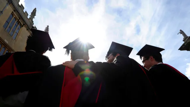 Tunda Wisuda Selama 21 Tahun Demi Sekolahkan Adik, Pengorbanan Seorang Kakak ini Bikin Salut! 4