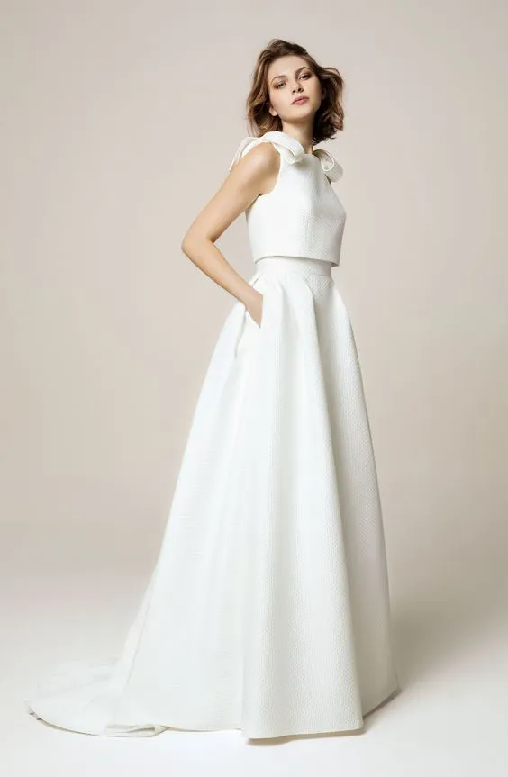 10 Ide Two Pieces Wedding Dress yang 'Membentuk' Tubuh Indahmu. Demi Paripurna Jadi Ratu Seharinya! 15