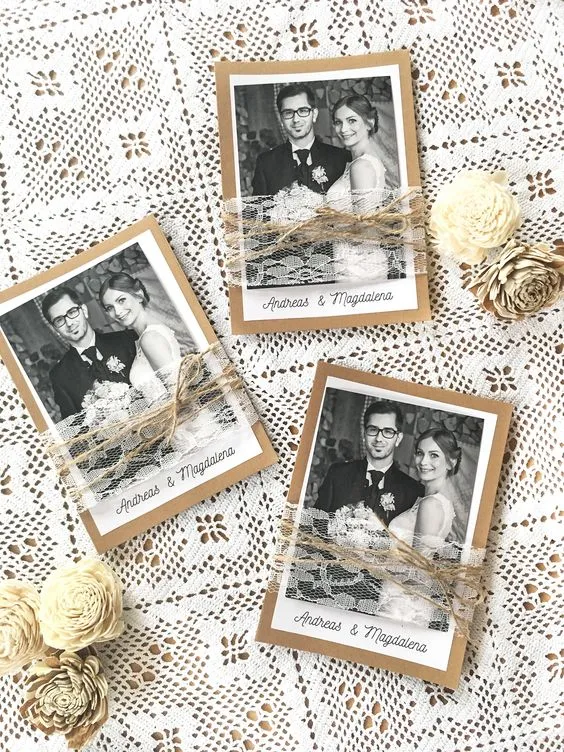 12 Ide Desain Undangan Plus Foto yang Bersahaja. Demi Foto Pre-Wedding Cantikmu Nggak Tersia-sia 15