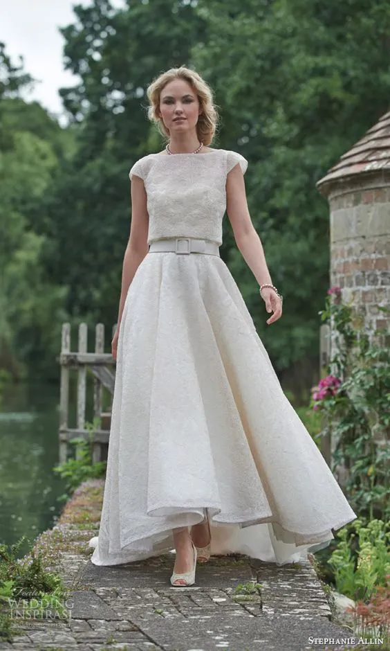 10 Ide Two Pieces Wedding Dress yang 'Membentuk' Tubuh Indahmu. Demi Paripurna Jadi Ratu Seharinya! 16