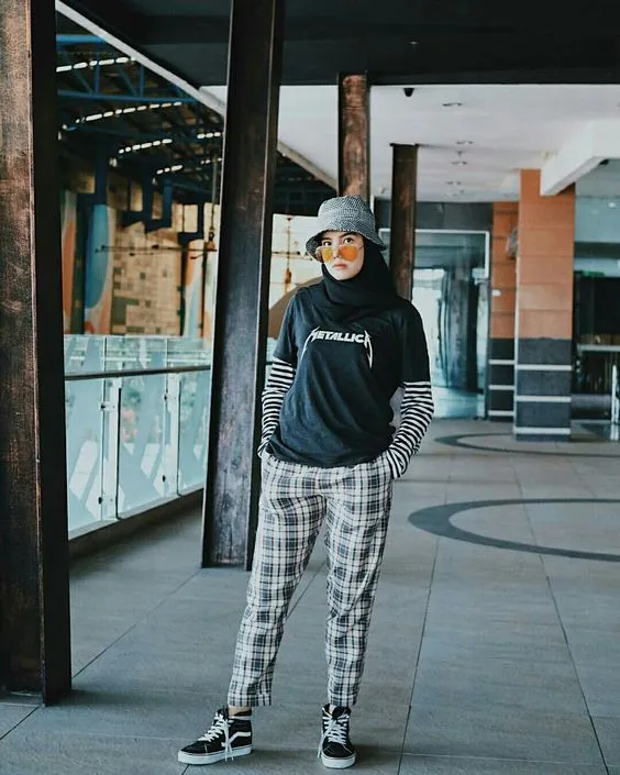 10 Ide Padu Padan Kaus Lengan Pendek Untuk Hijabers. Sopan Tertutup, tapi Tetap Stylish dan Kece 13
