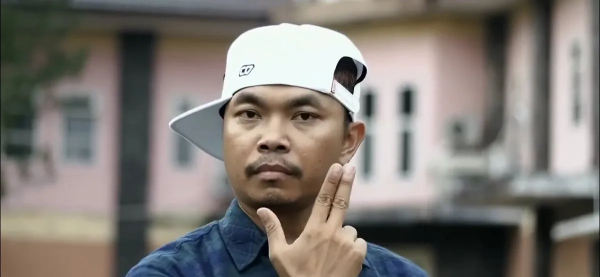 9 Hal yang Bikin Gemes Sama Video Klip Oma Mulyana. Judulnya 'Senyumin Aja' Tapi Pada Cemberut :( 10