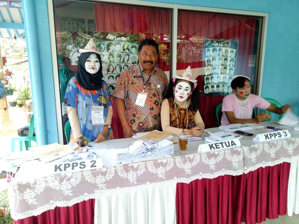 10 TPS Paling Gokil Selama Pemilu 2019 Berlangsung. Kalau Begini Sih yang Golput Pada Rugi~ 17