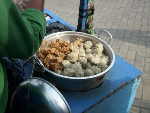 4 Alasan Pom Bensin Jadi Tempat Favorit Mangkal Para Penjual Pentol. Berasa Singgasana Mereka~ 5