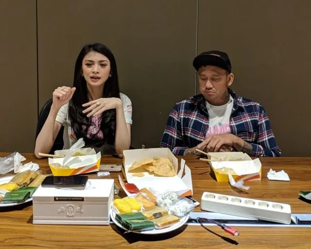 10 Jawaban Ngebanyol Tora dan Donita Soal Film 'Rumput Tetangga', Bercanda Mulu nih 5