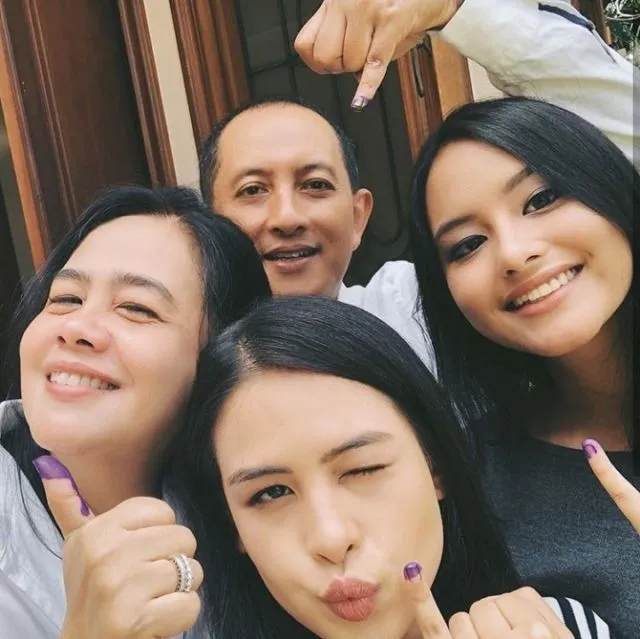 Parade Foto Seleb Sehabis Nyoblos. Mana yang Paling Gokil dan Total? 11
