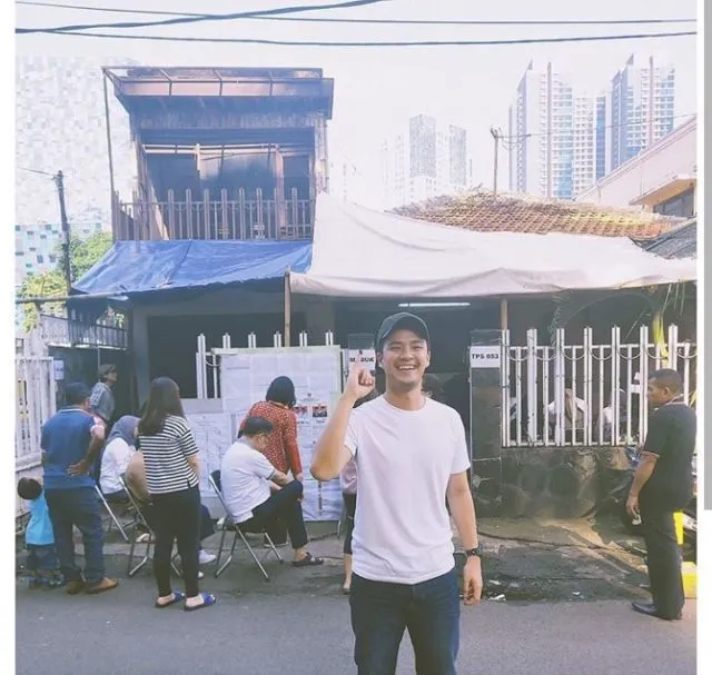 Parade Foto Seleb Sehabis Nyoblos. Mana yang Paling Gokil dan Total? 18