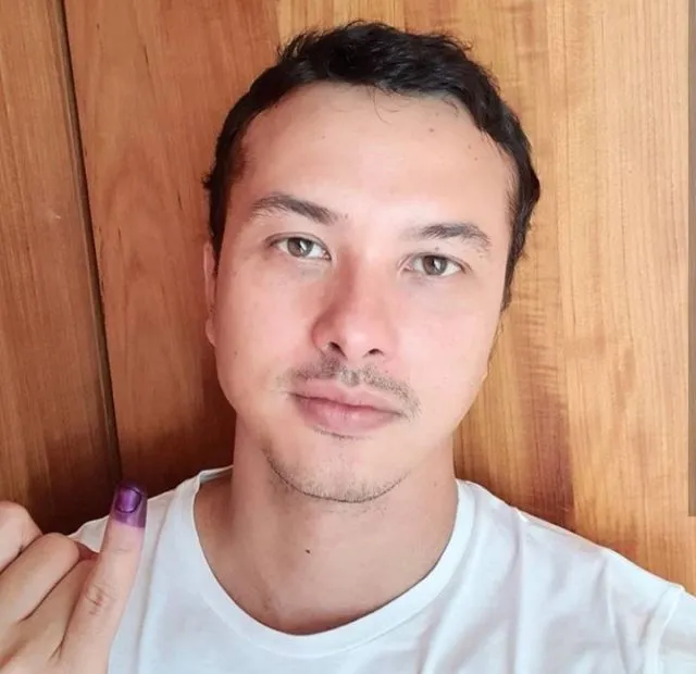 Parade Foto Seleb Sehabis Nyoblos. Mana yang Paling Gokil dan Total? 10