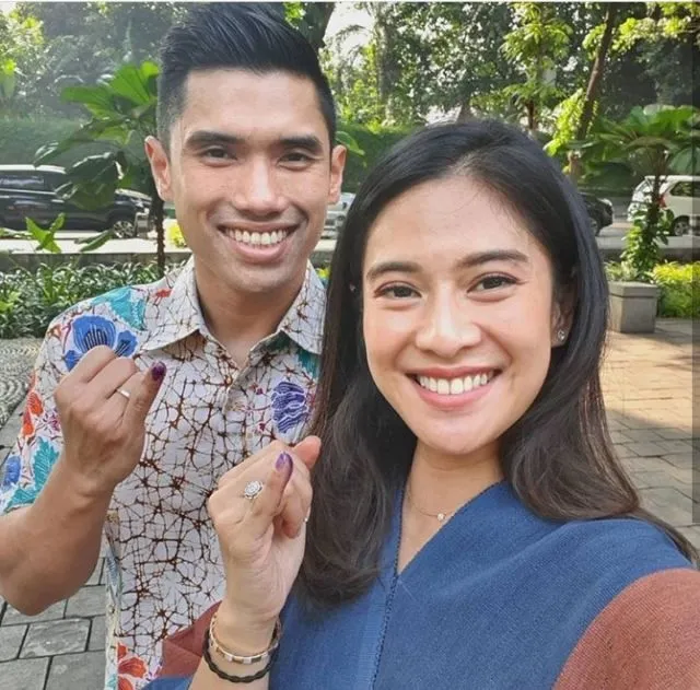 Parade Foto Seleb Sehabis Nyoblos. Mana yang Paling Gokil dan Total? 15