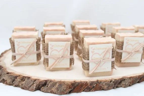 11 Ide Cantik Memasukkan Unsur Kain Goni atau Burlap ke Detail Dekorasi Pernikahan. Unik! 22