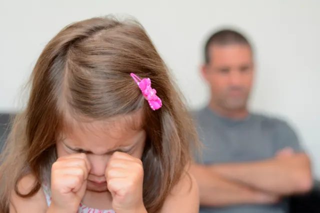 Viral Model Cilik Ditendang Ibu, Demi Bergaya Lucu Depan Kamera. Apa sih Bahayanya Abusive Parents? 4