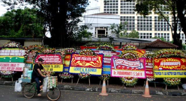 Gedung KPU Dipenuhi Karangan Bunga, Dari yang Kocak Tulisannya Hingga yang Membuat Haru 5