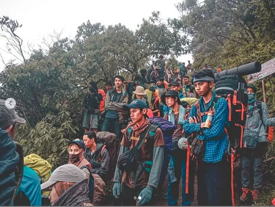 Libur Long Weekend, Gunung Merbabu Dipenuhi Ribuan Pendaki. Kemacetan pun Pindah di Gunung! 3